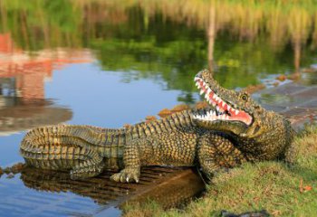 上海金钱鳄鱼雕塑改善湿地公园水景的绝佳装饰