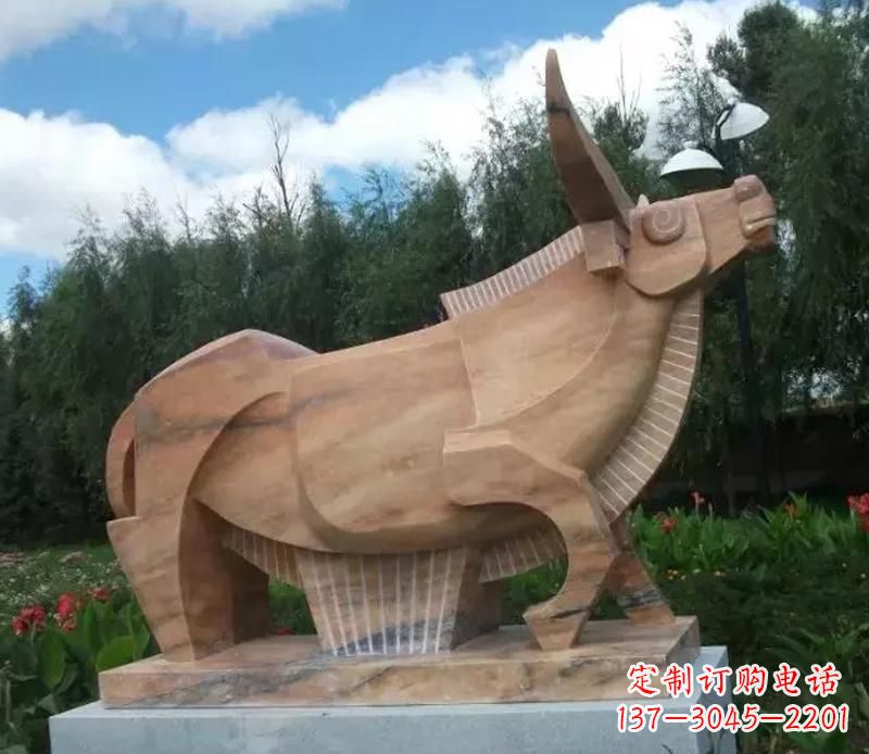 上海公园抽象动物牛石雕