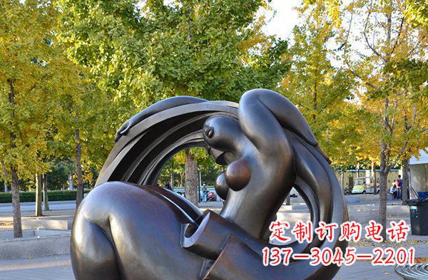 上海公园抽象女性人物铜雕