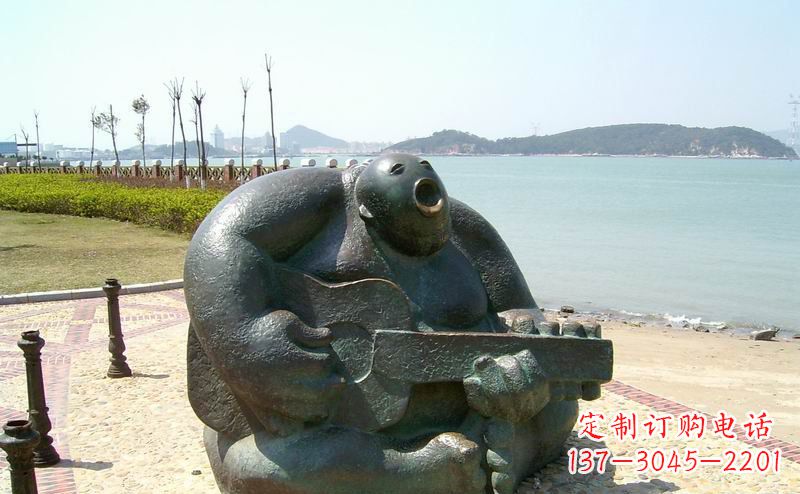 上海音乐驻足，公园弹吉他铜雕