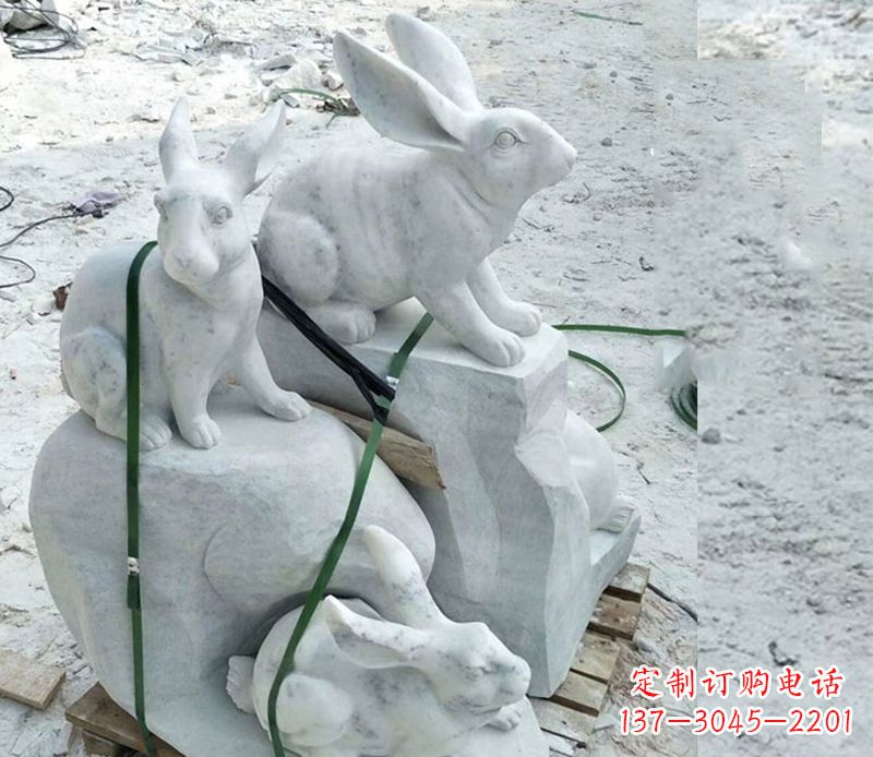上海活泼可爱的兔子雕塑