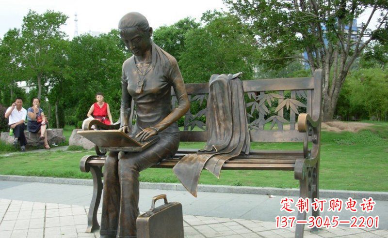 上海公园看电脑的女孩人物铜雕