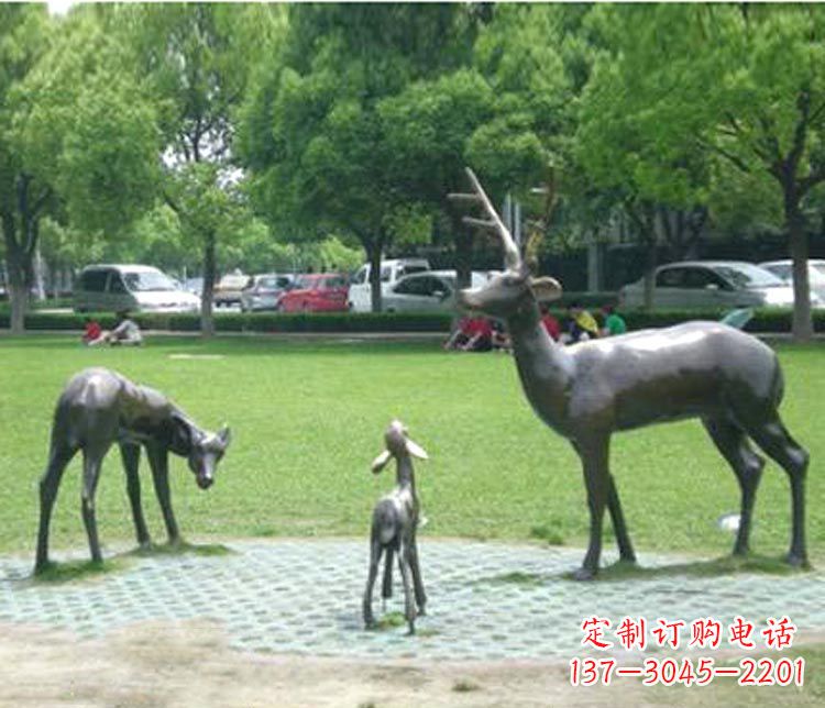 上海梦幻般的雕塑——梅花鹿一家三口铜雕