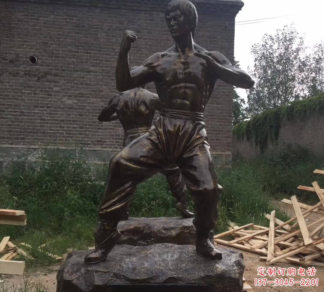 上海令人叹为观止的李小龙铜雕