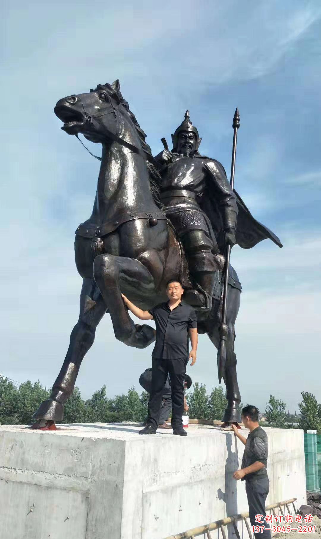 上海以古代骑马将军为灵感的铜雕