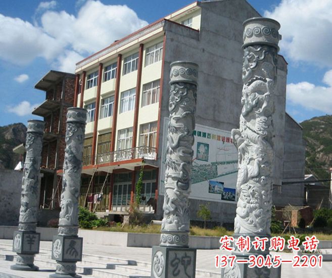上海以龙柱为原型的十二生肖石雕