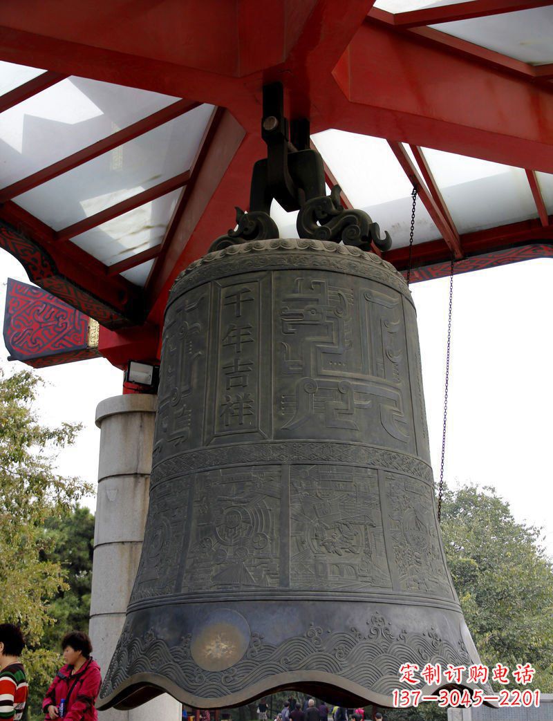 上海中领雕塑:千年吉祥铜钟雕塑