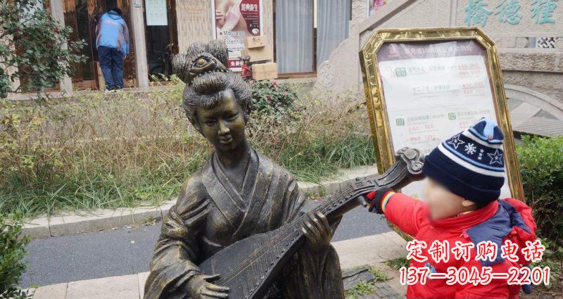 上海街边弹琵琶的古代美女雕塑