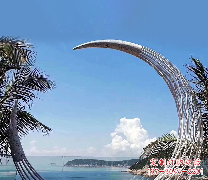 上海无比耀眼的不锈钢月亮雕塑