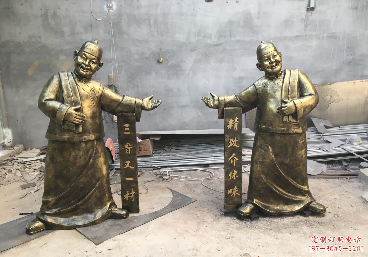 上海中领雕塑:酒店门口店小二人物铜雕