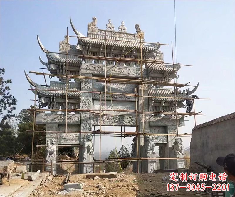 上海石牌坊外东侧的龙凤雕塑