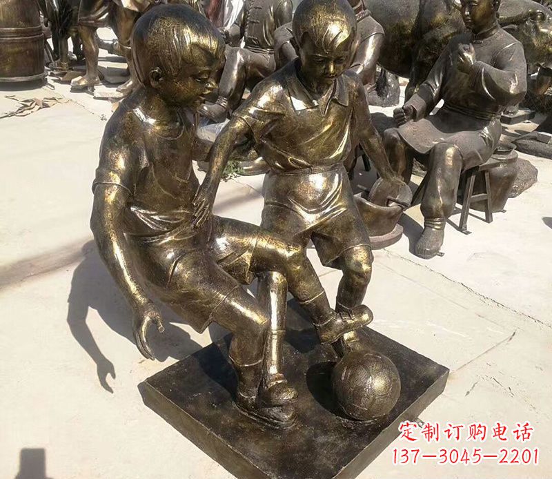上海踢足球的儿童铜雕