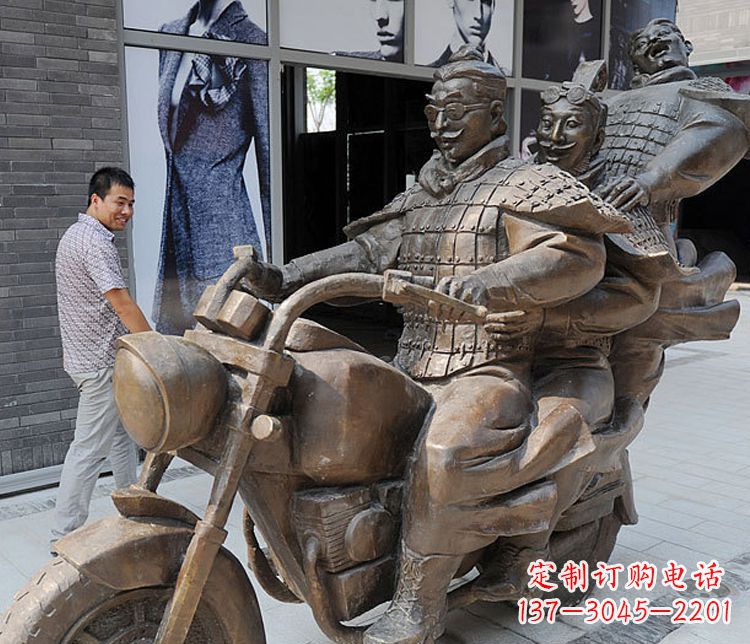 上海铜雕街头骑摩托人物雕塑