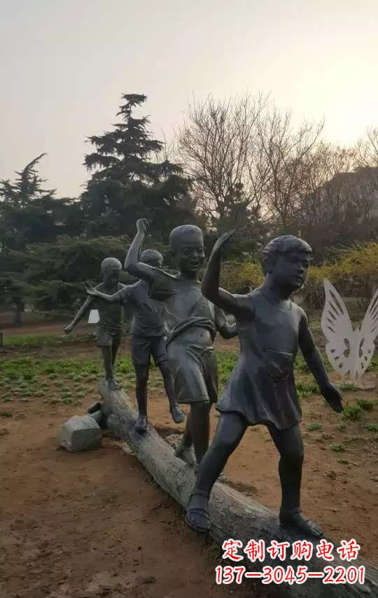 上海玩走独木桥儿童铜雕