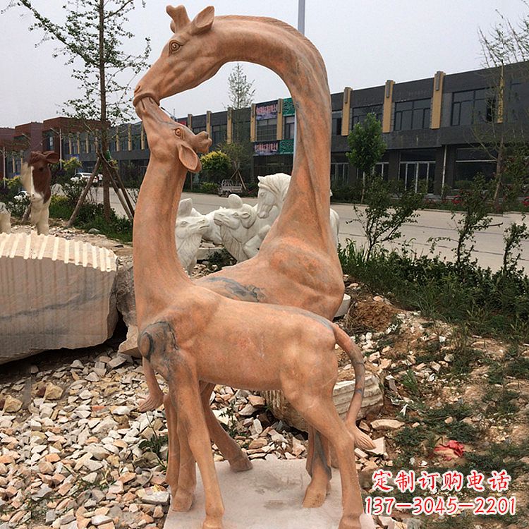 上海晚霞红石雕长颈鹿-校园公园母子亲情景观雕塑