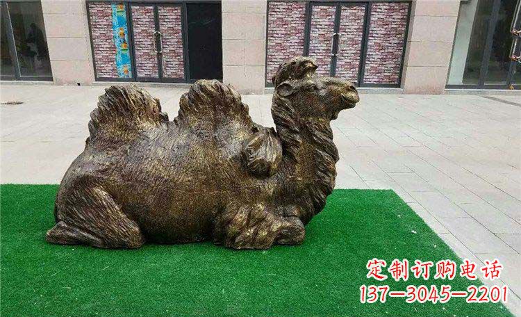 上海卧着的骆驼动物铜雕