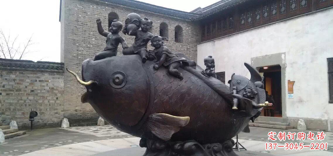 上海小孩骑鱼铜雕