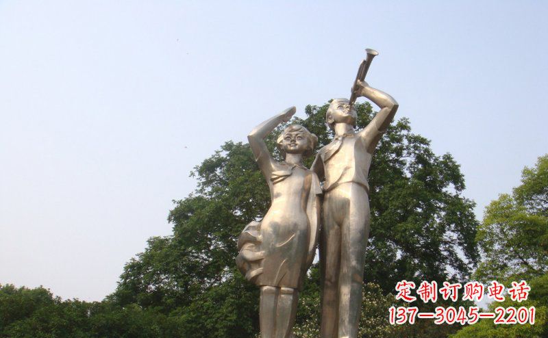 上海校园吹军号敬礼的小学生人物景观铜雕