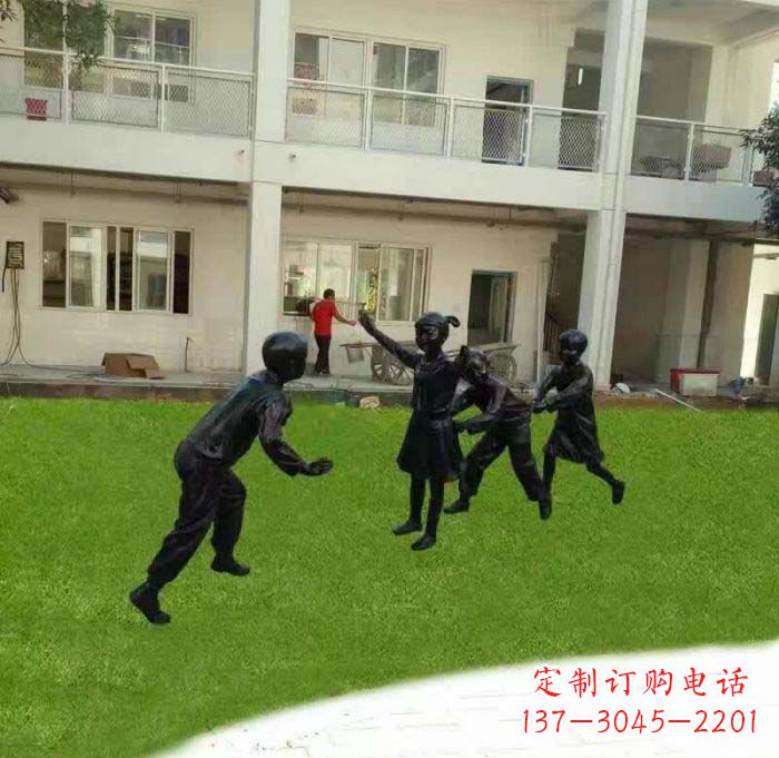 上海校园儿童玩老鹰捉小鸡铜雕