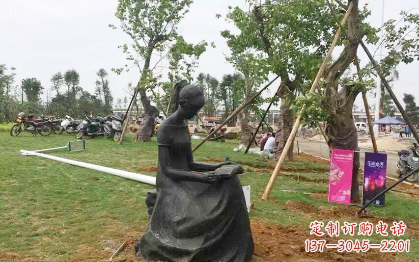 上海校园看书女孩雕塑