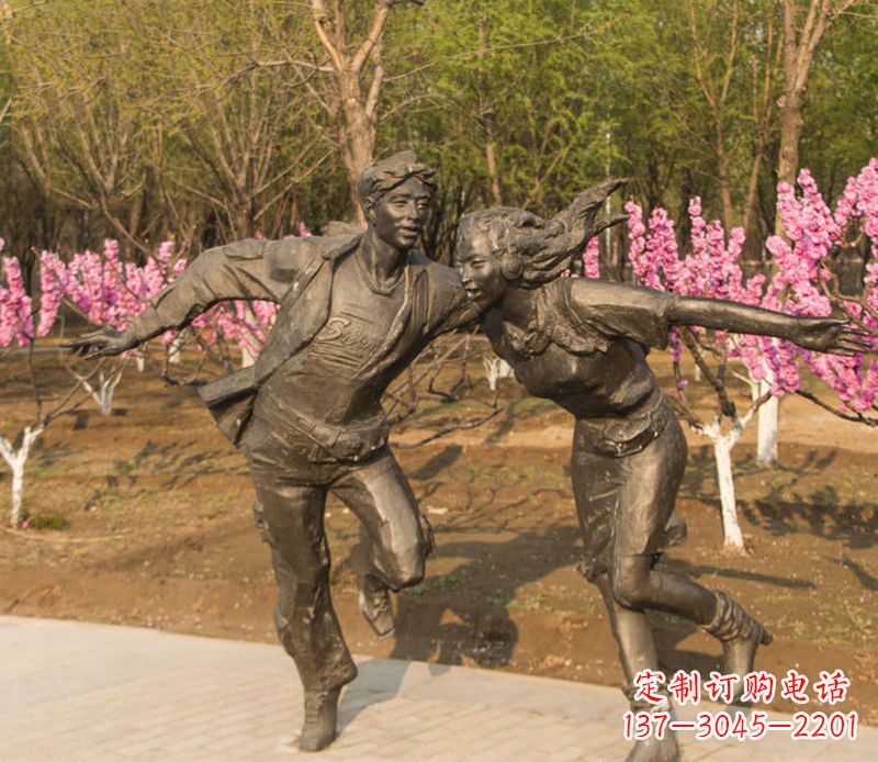 上海游玩的情侣铜雕