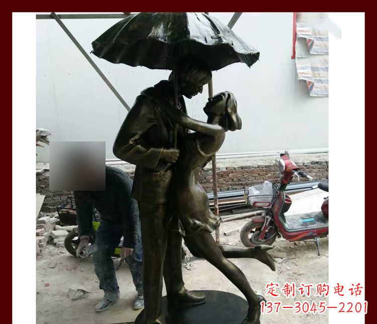 上海雨伞下拥抱的情侣铜雕