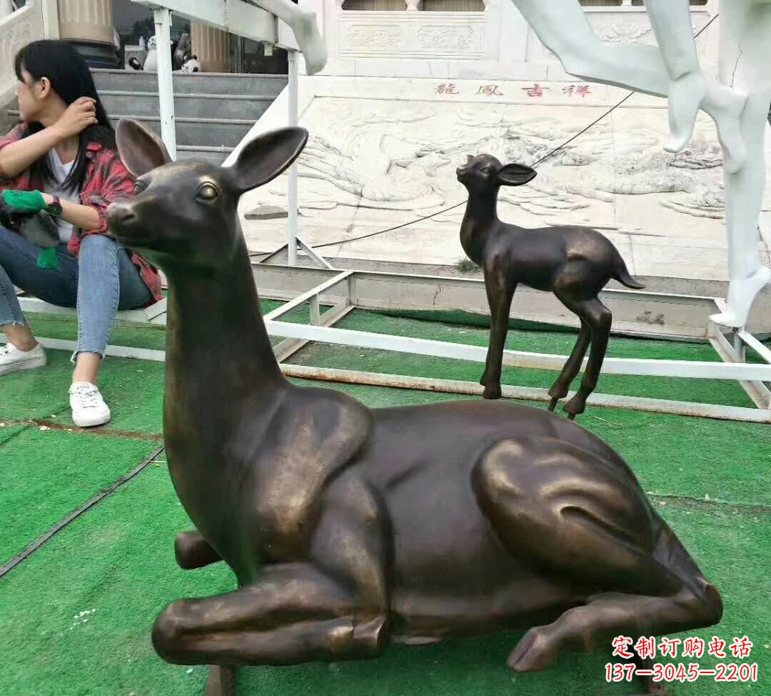 上海铸铜广场动物鹿雕塑 