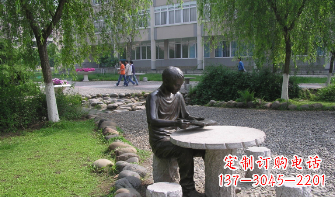 上海坐石桌凳看书的学生铜雕